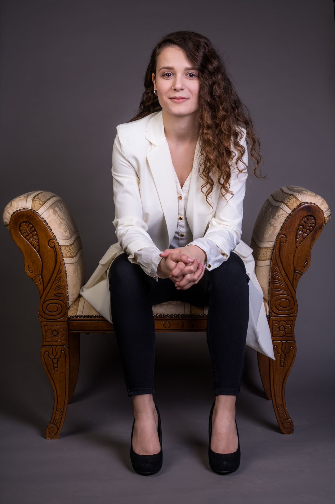 Paola Zoto, sitzend