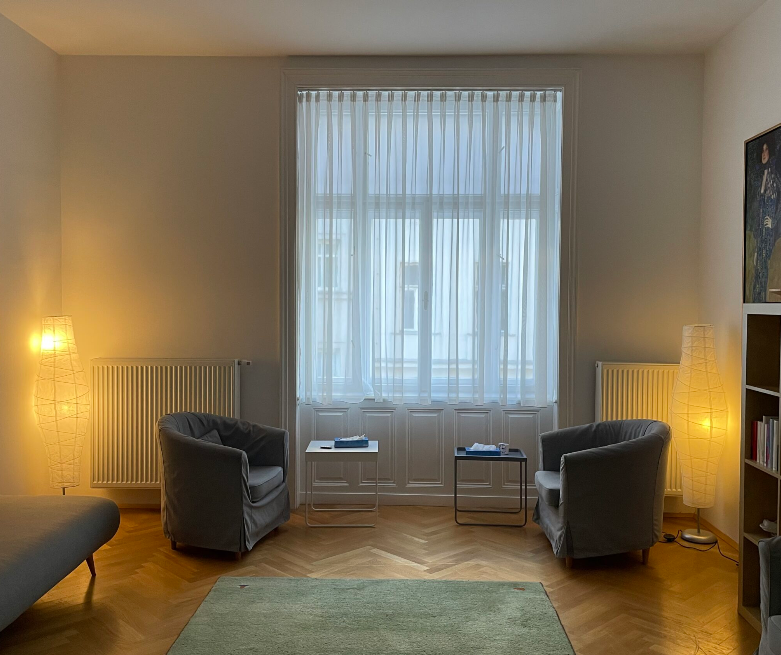 Behandlungsraum mit Sesseln am Fenster
