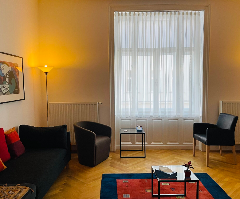 Behandlungsraum mit Sofa