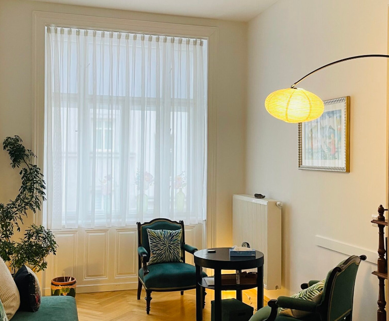 Behandlungsraum mit Sesselgruppe